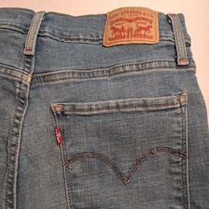 Levi distressed cropped jean